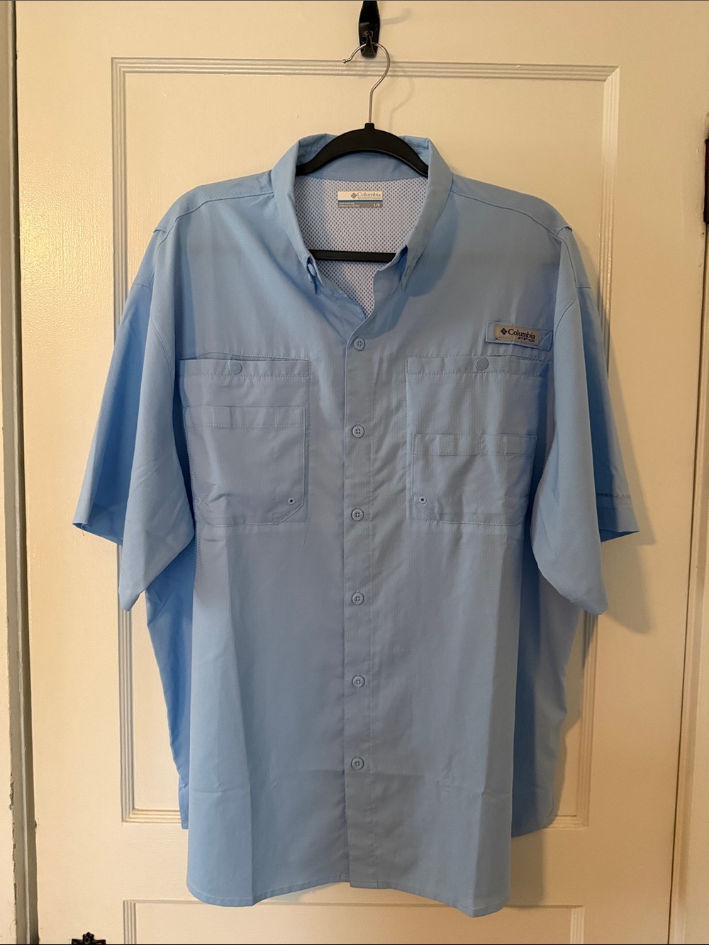 Columbia Men’s Light Blue Short Sleeve Button-Down Fishing Shirt